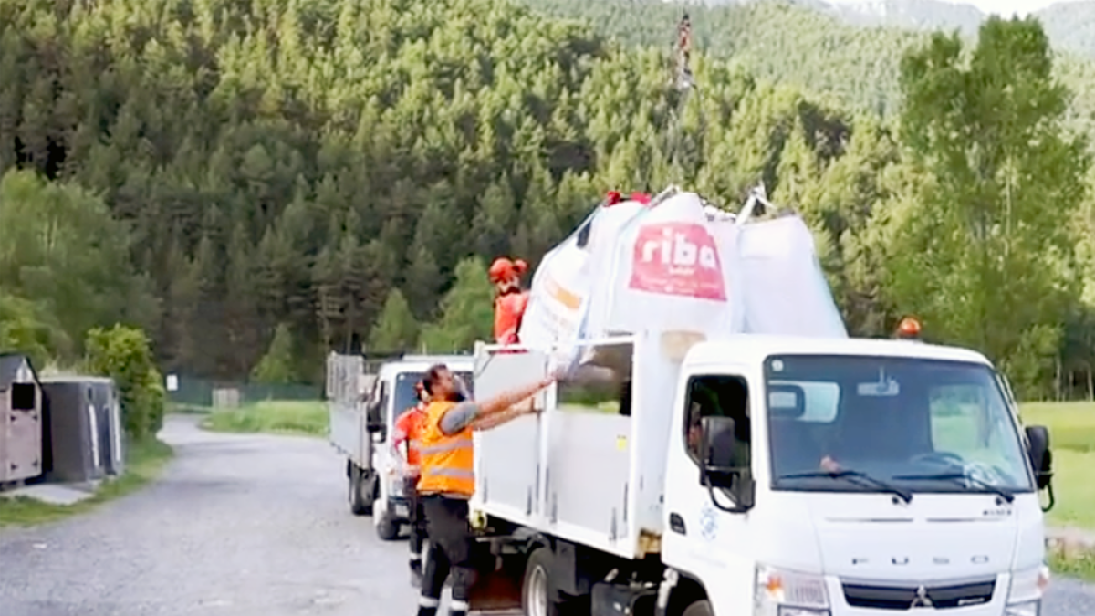 Trasllat de material amb helicòpter a la borda de Ràmio