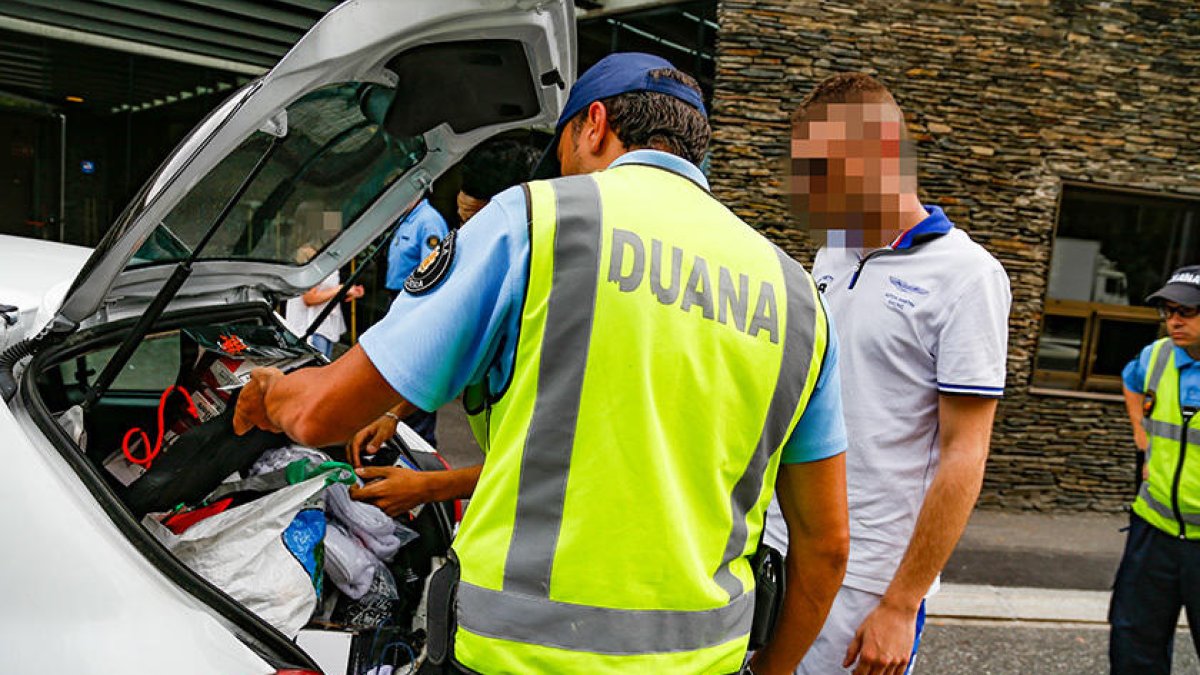 Un agent de la duana duent a terme una inspecció.