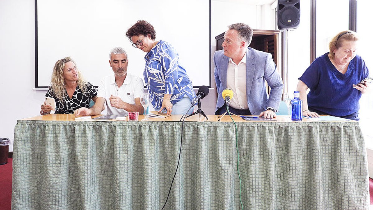 La ministra i els consellers, ahir a la roda de premsa.