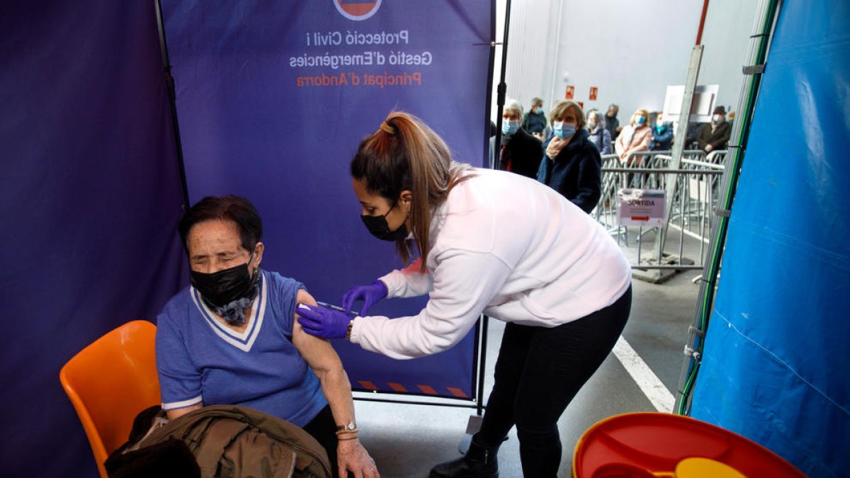 Una dona rebent la vacuna contra la Covid.