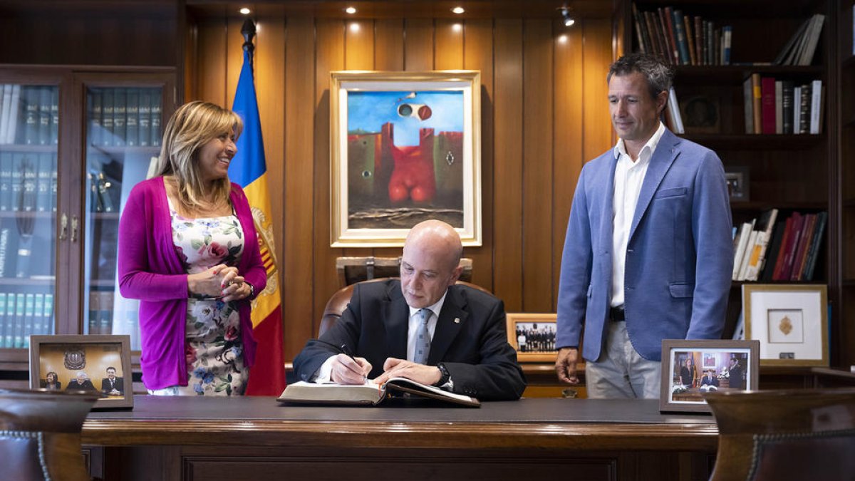 L'ambaixador signant el llibre d'honor.