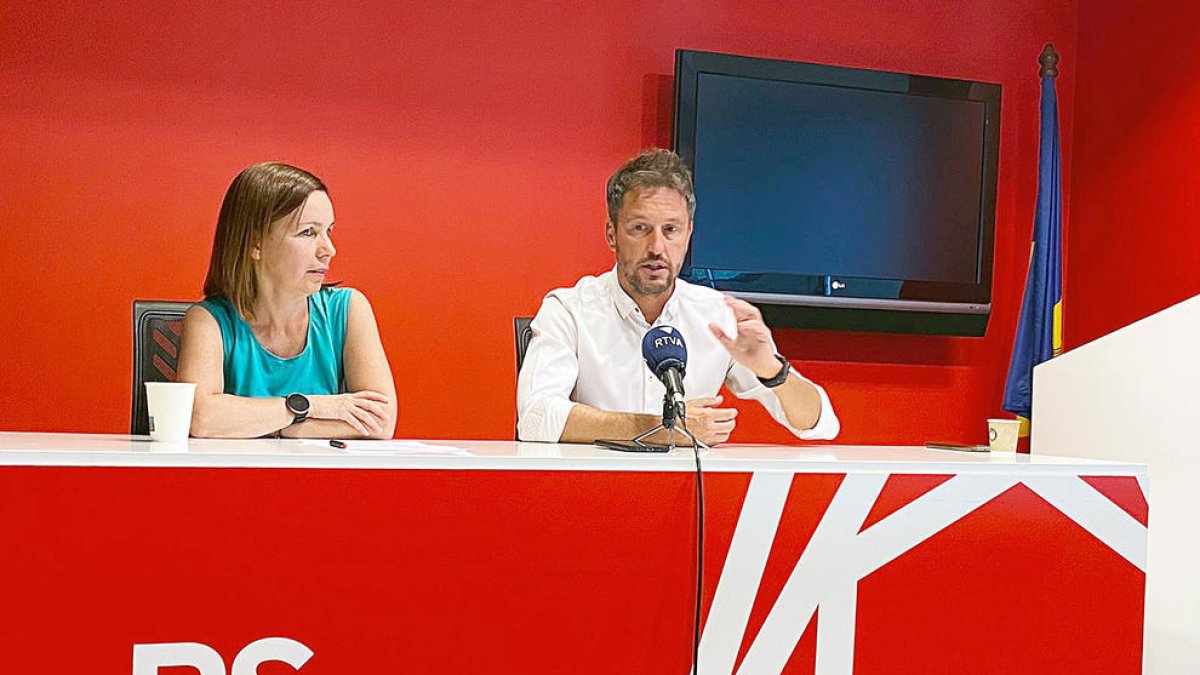 Pere López i Marta Pujol en roda de premsa.