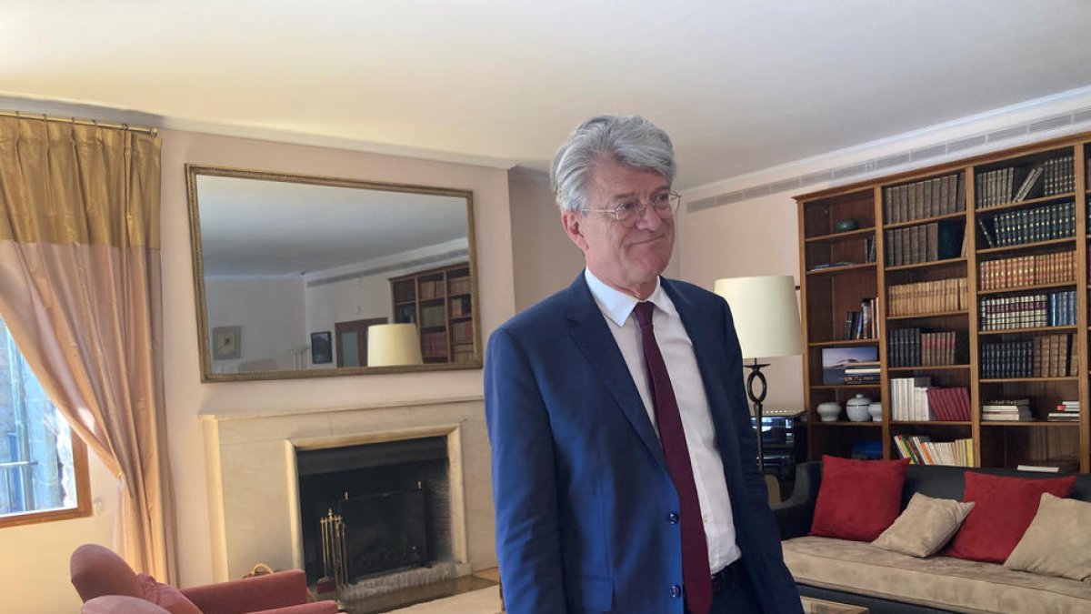 L'ambaixador francès durant la roda de premsa.