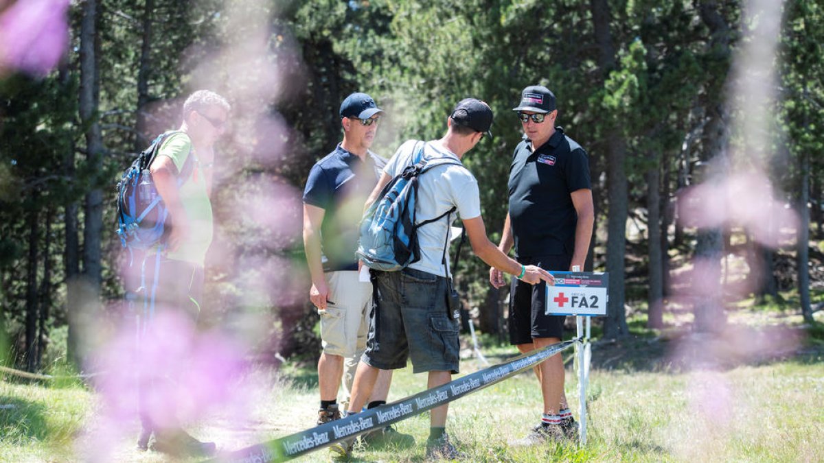 Comissaris durant la inspecció.