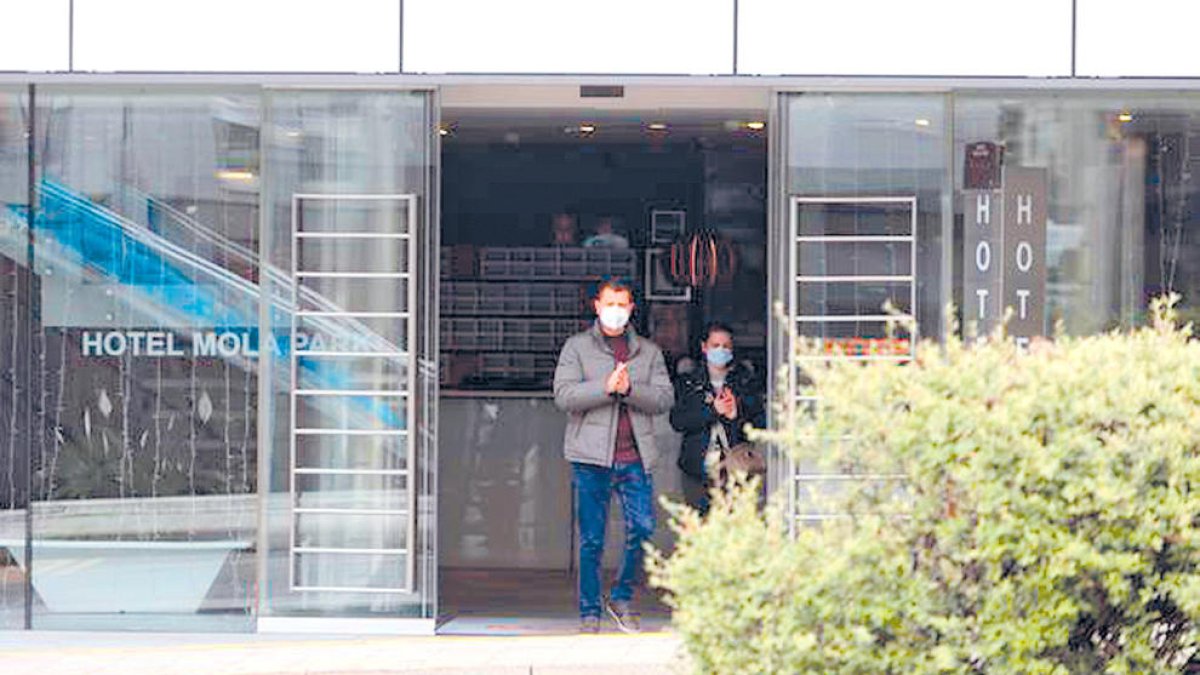Clients sortint d'un hotel d'Escaldes-Engordany.