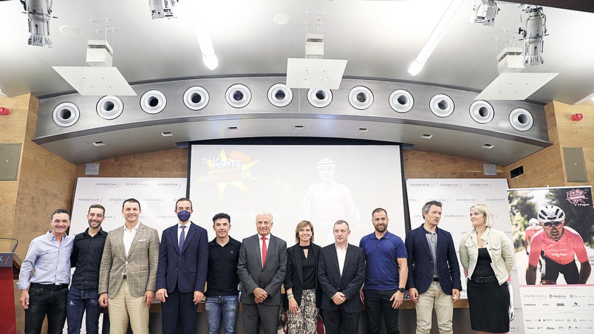 Fotografia de família després de la presentació de la prova.