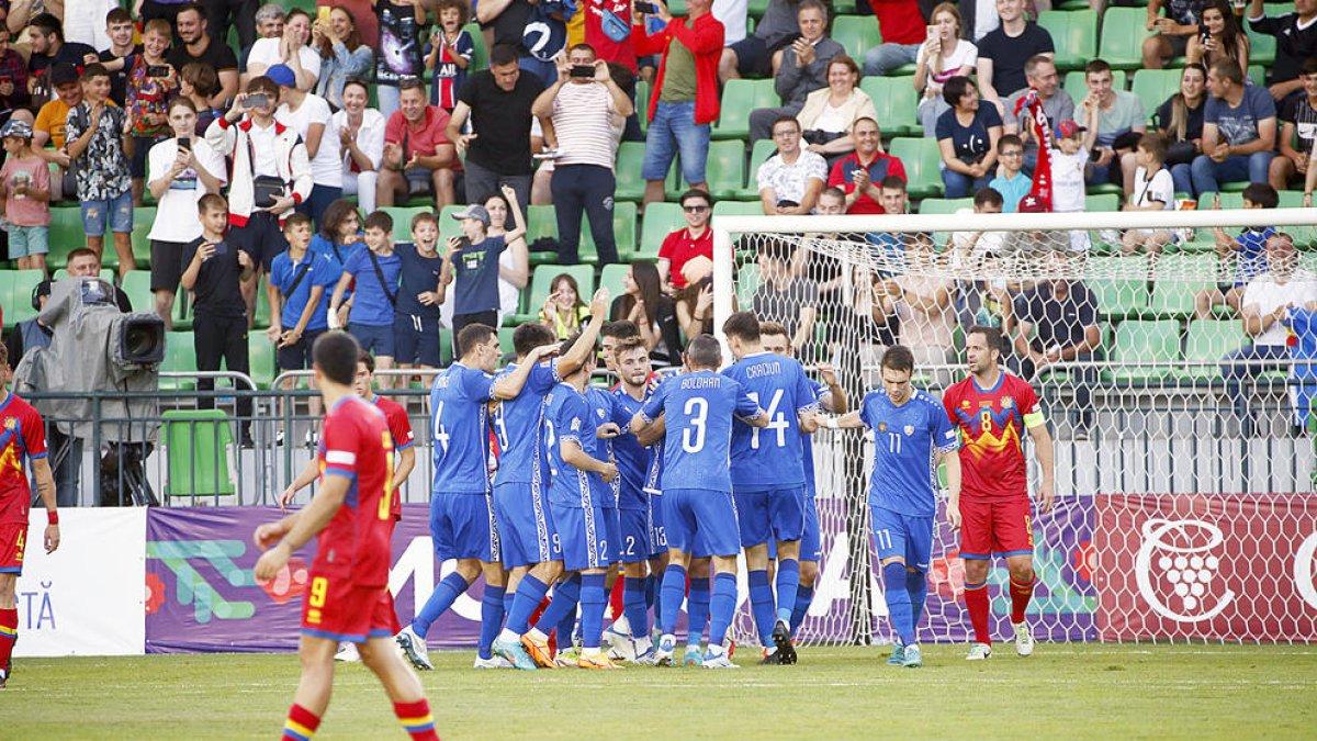 Els jugadors moldaus celebren l'1-0 anotat de penal.
