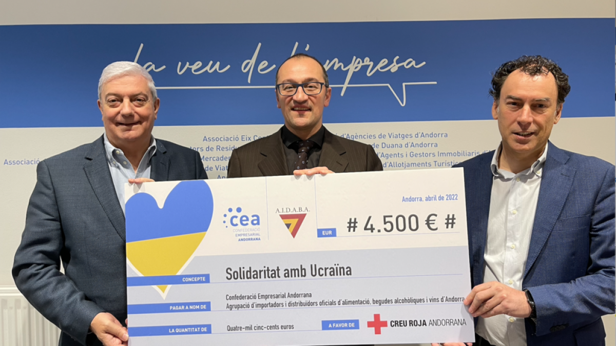 Donació del xec a la Creu Roja