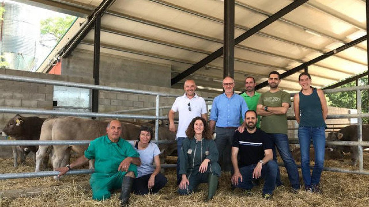 El director d'Agricultura d'Andorra amb l'equip del Centre de Testatge de la Februpi