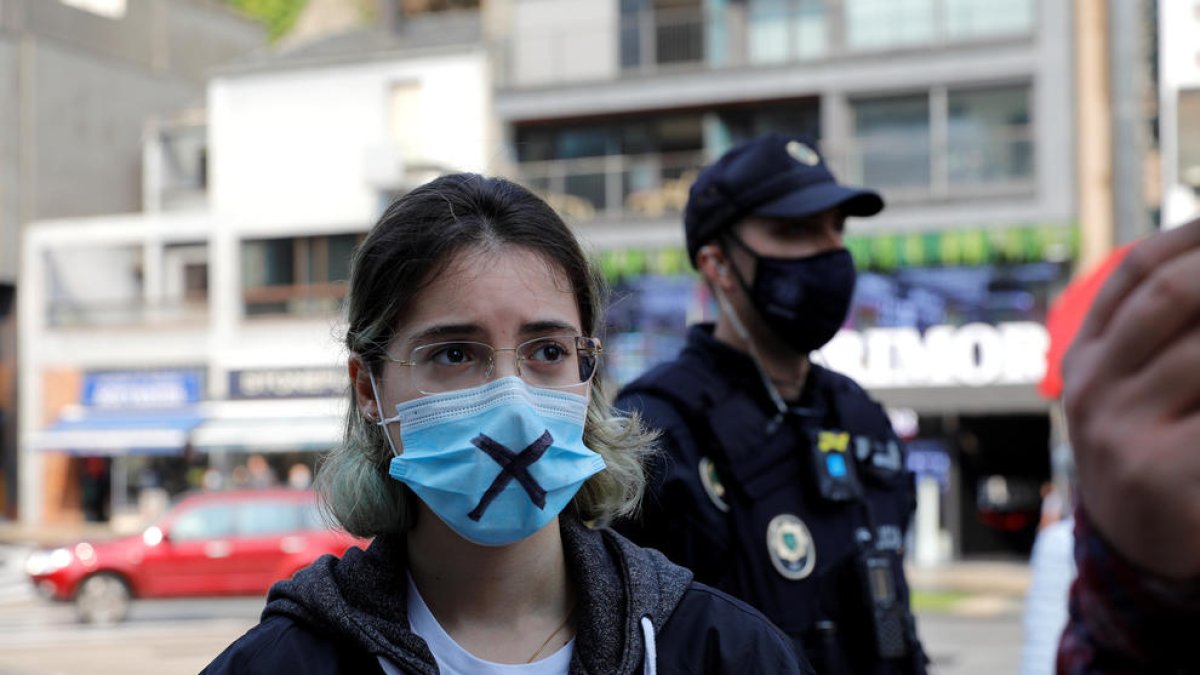 Una jove en una de les manifestacions d'Stop Violències.