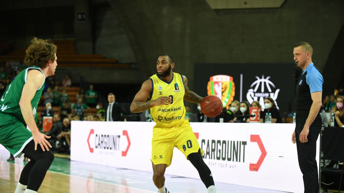 Codi Miller-McIntyre durant el partit