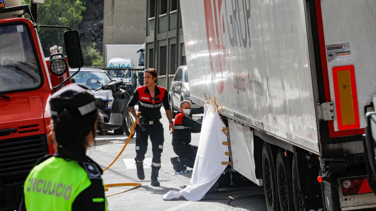 El bombers tapant el lloc on va impactar la dona contra el camió