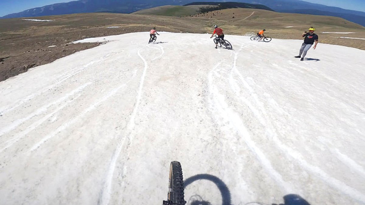 Un grup de ciclistes fent descens a la zona de Claror.