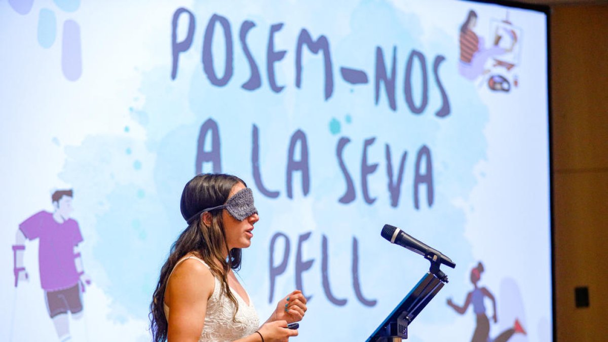 Ada Aran exposant els tallers enfocats a persones amb dificultats sensorials.