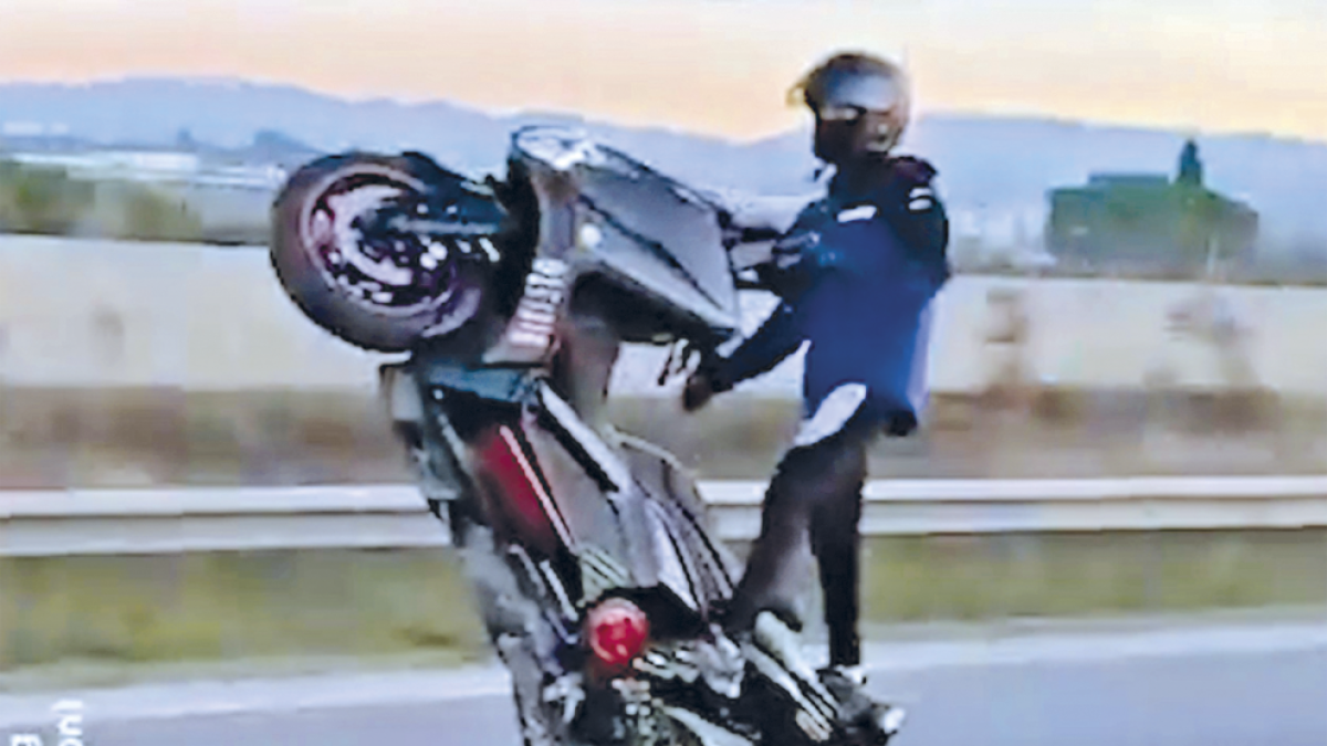 Un dels motoristes conduint temeràriament.