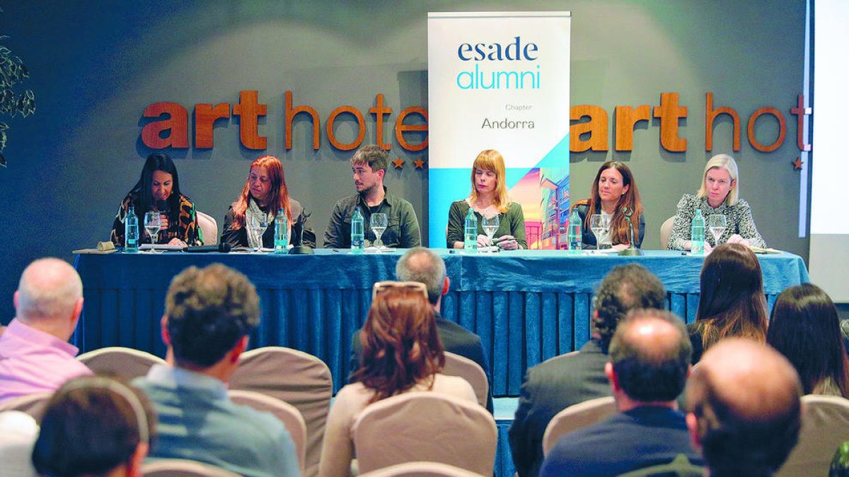 Els ponents durant la taula rodona a l'Acta Arthotel.