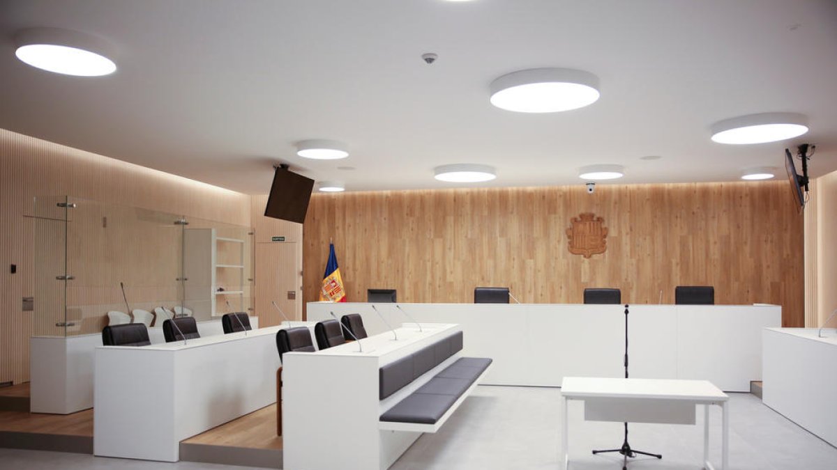 Una de les sales de vistes de la seu de la Justícia.