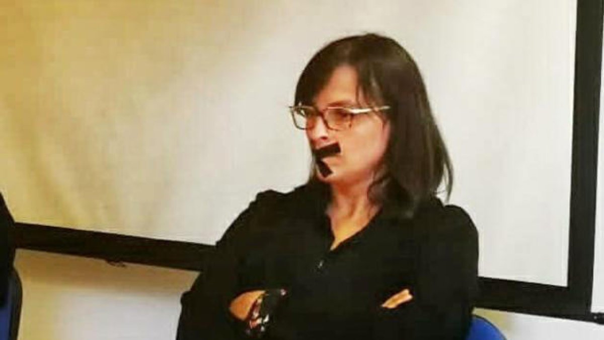 Mendoza amb un esparadrap a la boca per escenificar la falta de llibertat.