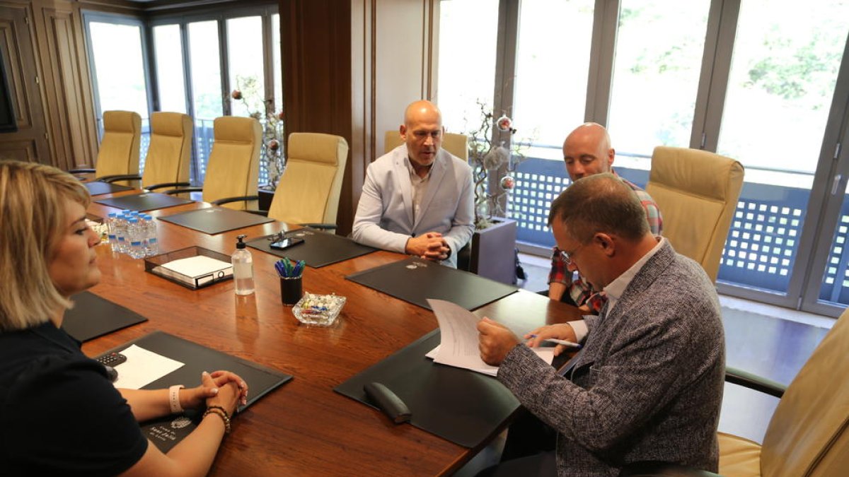 Signatura del conveni per renovar el LAUesport