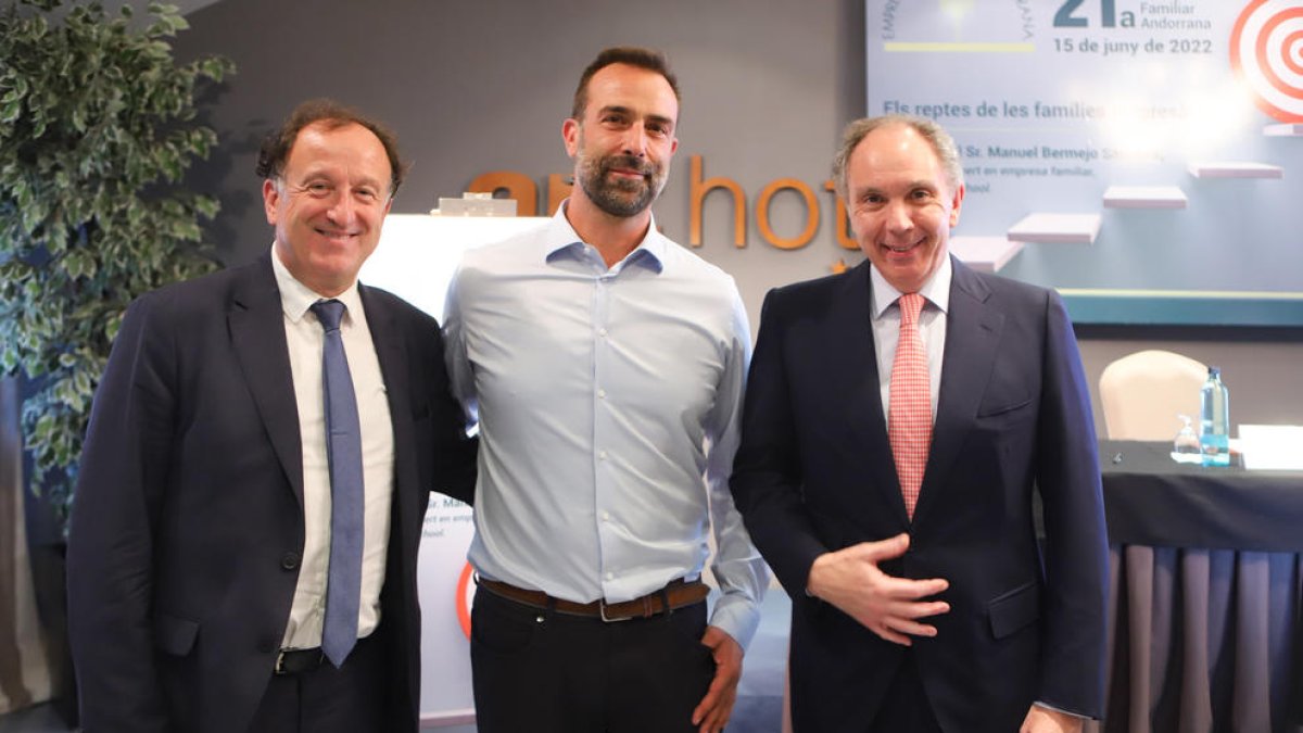 Daniel Armengol amb el president sortint, Francesc Mora, i el secretari tècnic de l'entitat, Joan Tomàs