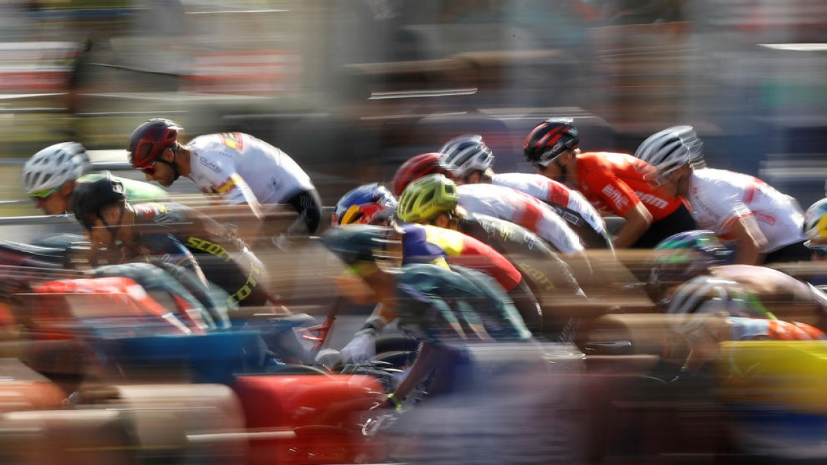 Sortida de la cursa masculina de 'cross-country short track'.