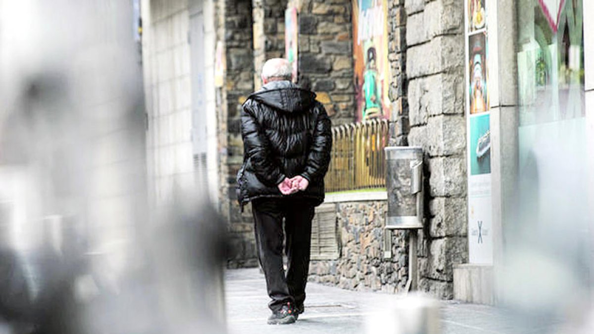 Un padrí es passeja pels carrers del Principat.