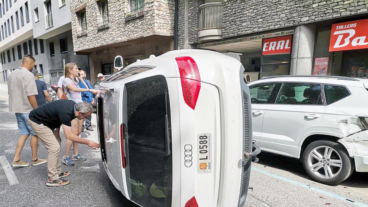 Aparatós accident a l'avinguda Santa Coloma