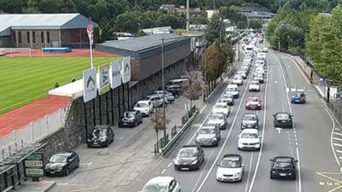 Trànsit dens a l'avinguda Salou en sentit nord.