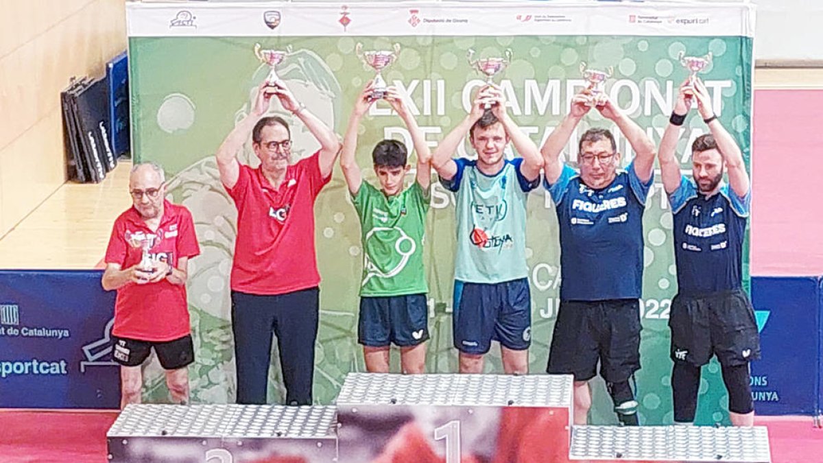 Toni Consuegra, a l'esquerra de la imatge de vermell.