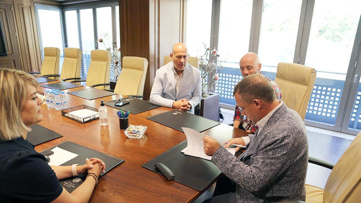 Majoral, ahir signant l'acord.