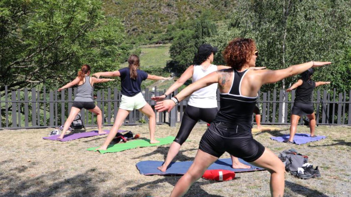 Una classe de ioga a Sant Romà de les Bons.