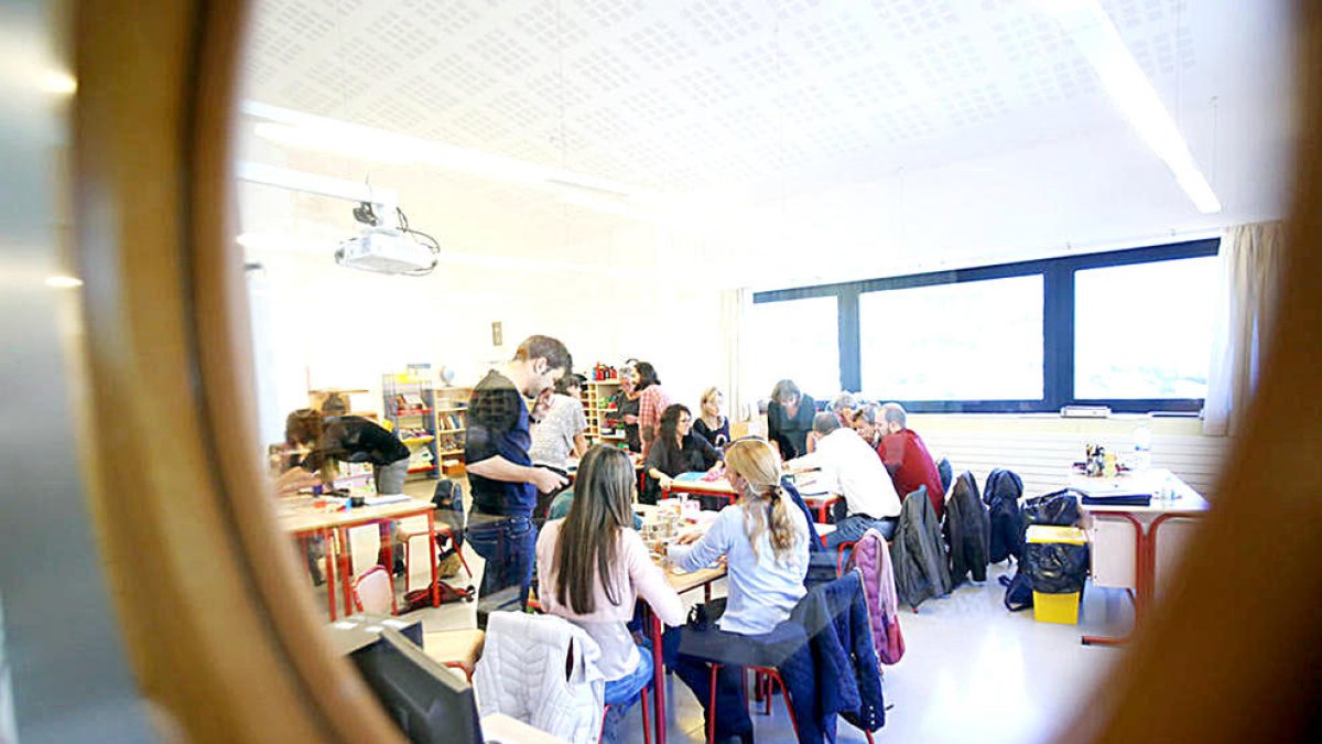 Un grup de professors treballant.