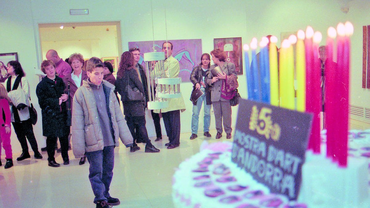 Alguns dels visitants a la inauguració de la XV Mostra d'art l'abril del 2000.