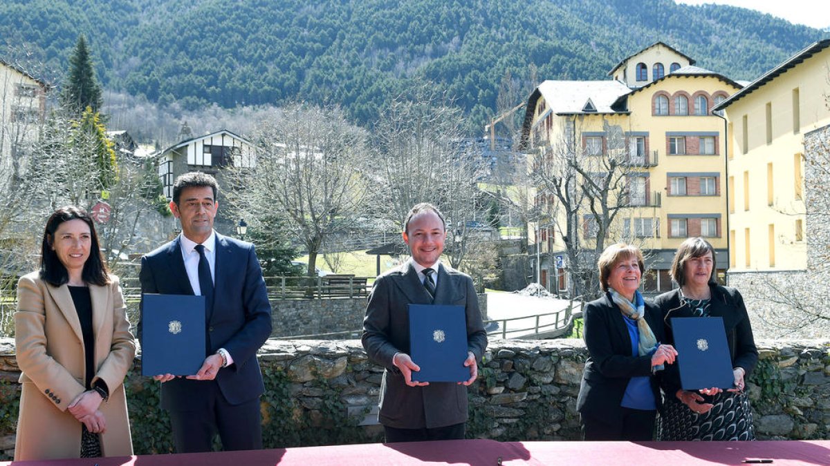 Els cònsols de la parròquia, el cap de Govern i les llevadores del quart d'Ordino van signar ahir el protocol d'entesa.