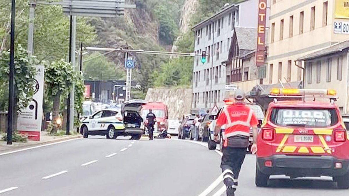 Bombers actuant després de l'atropellament.