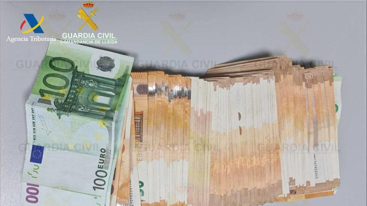 Diners interceptats per la guàrdia civil.