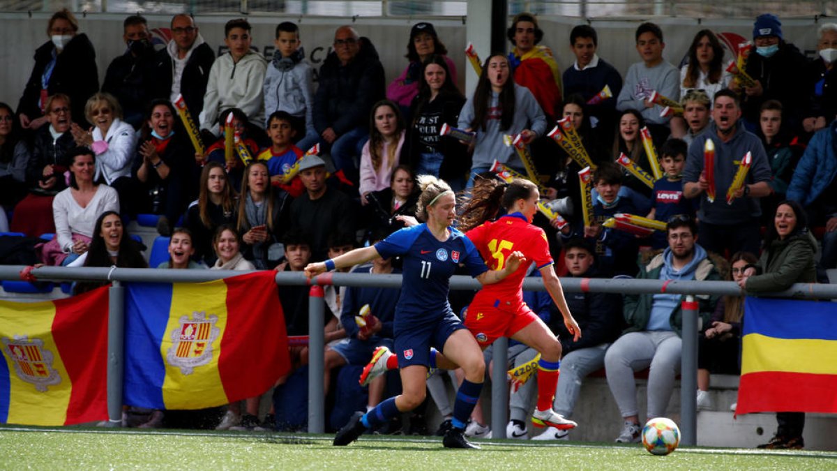 Lia Gil lluitant una pilota amb Karen Mak.