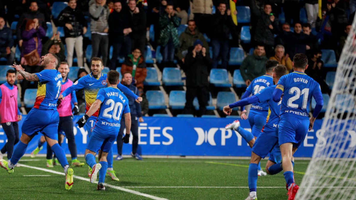 Els jugadors tricolors celebrant el 2 a 1 de Carlos Martínez.