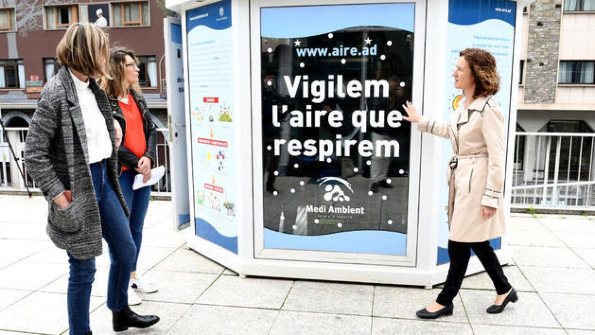 Calvó en una de les estacions per mesurar l'aire.