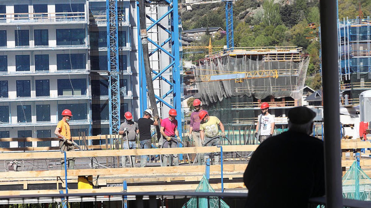 Treballadors de la construcció en una obra.