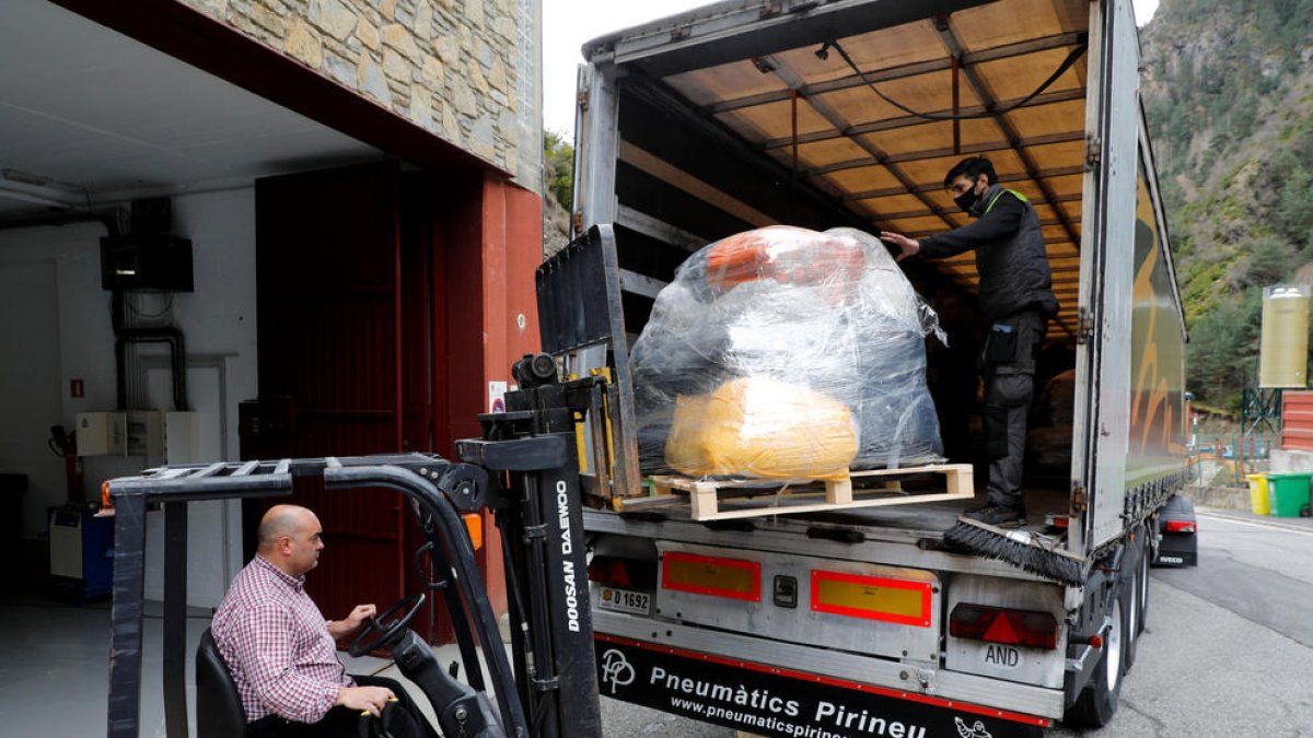L'ambaixada d'Ucraïna a Madrid ha cedit el camió que transportarà les donacions.