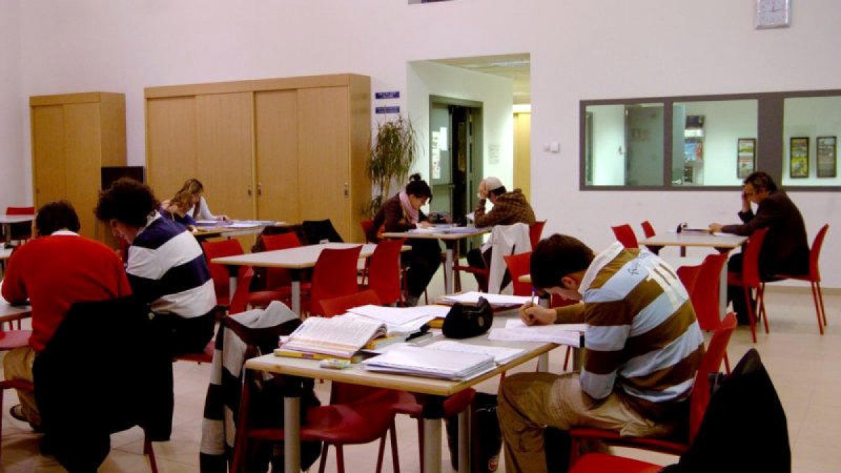 La sala d'estudi nocturna.