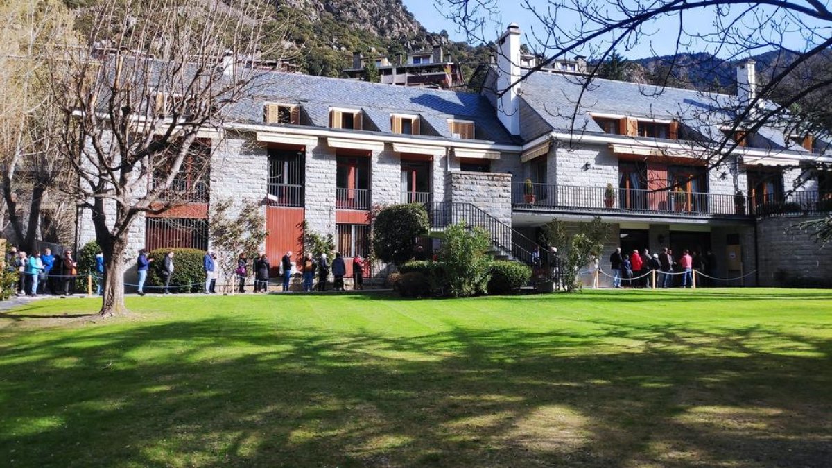 Cues a l'ambaixada francesa.