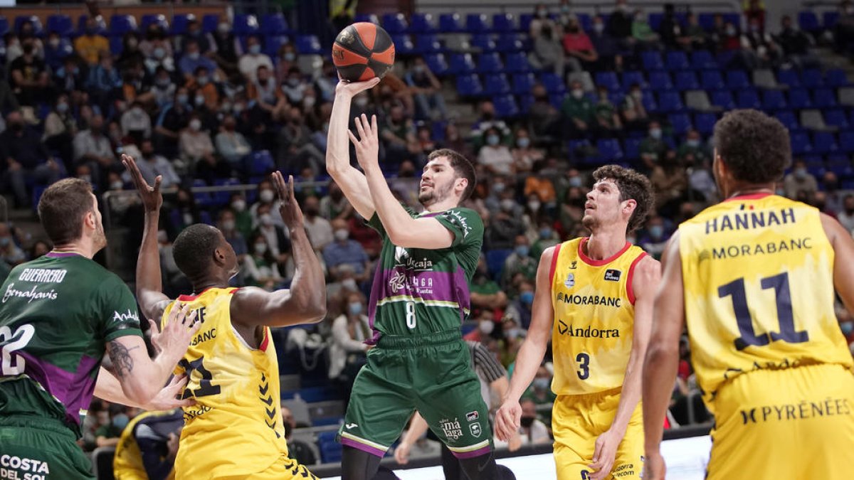 Brizuela llança a cistella davant de la defensa tricolor