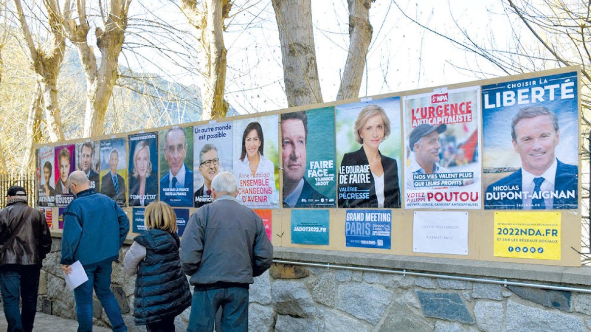 Els electors residents van fer cua ahir a l'ambaixada francesa per votar.