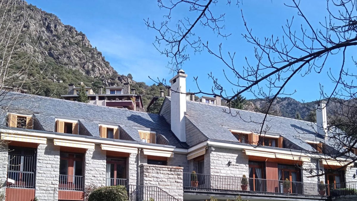 Electors fent cua per votar al col·legi de l'ambaixada francesa, ahir al migdia.