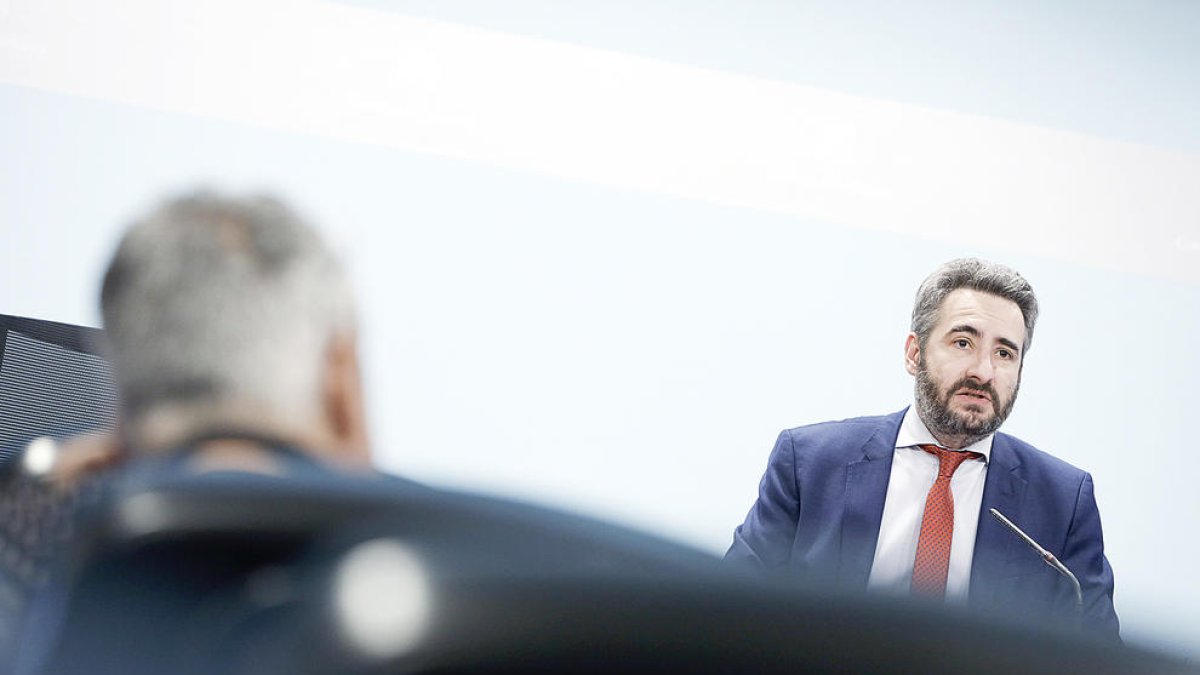 El ministre de Finances durant una roda de premsa.