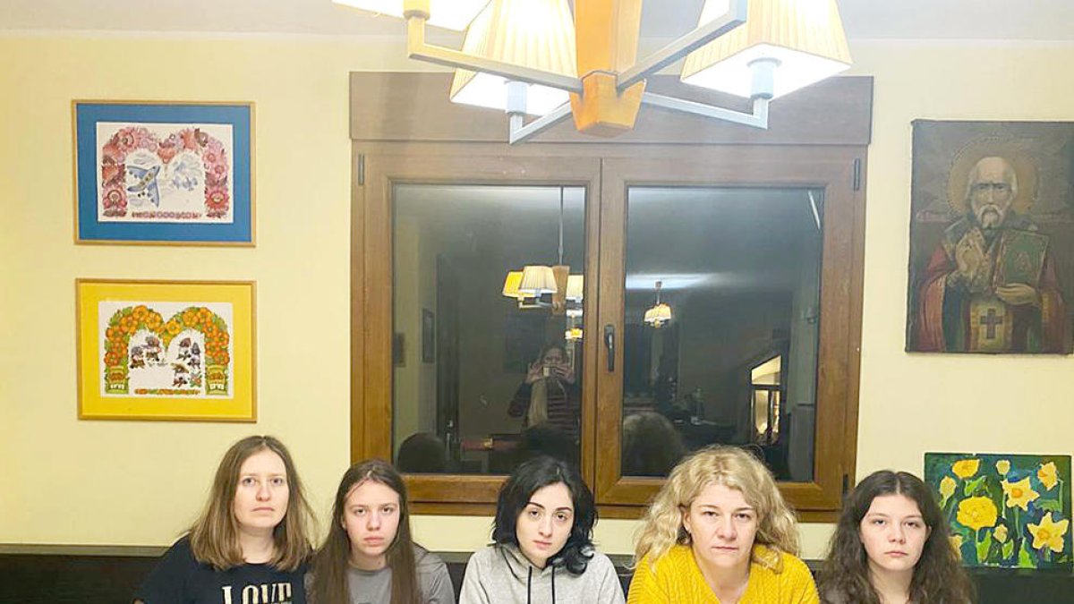 L'Anna Stepanenko, la seva filla Sofia, la Sofia Burkhan, l'Olesha Smirnova i la seva filla Yaroslava.