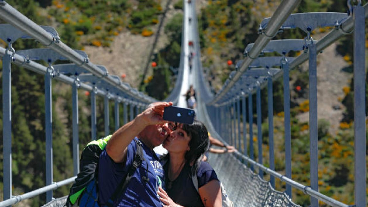 Una parella es fa una fotografia al pont tibetà.