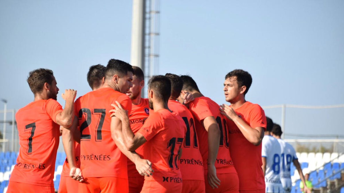 Els jugadors tricolors celebren el 0-1 que va marcar Carlos Martínez.